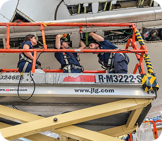 Técnicos en plataforma elevadora
