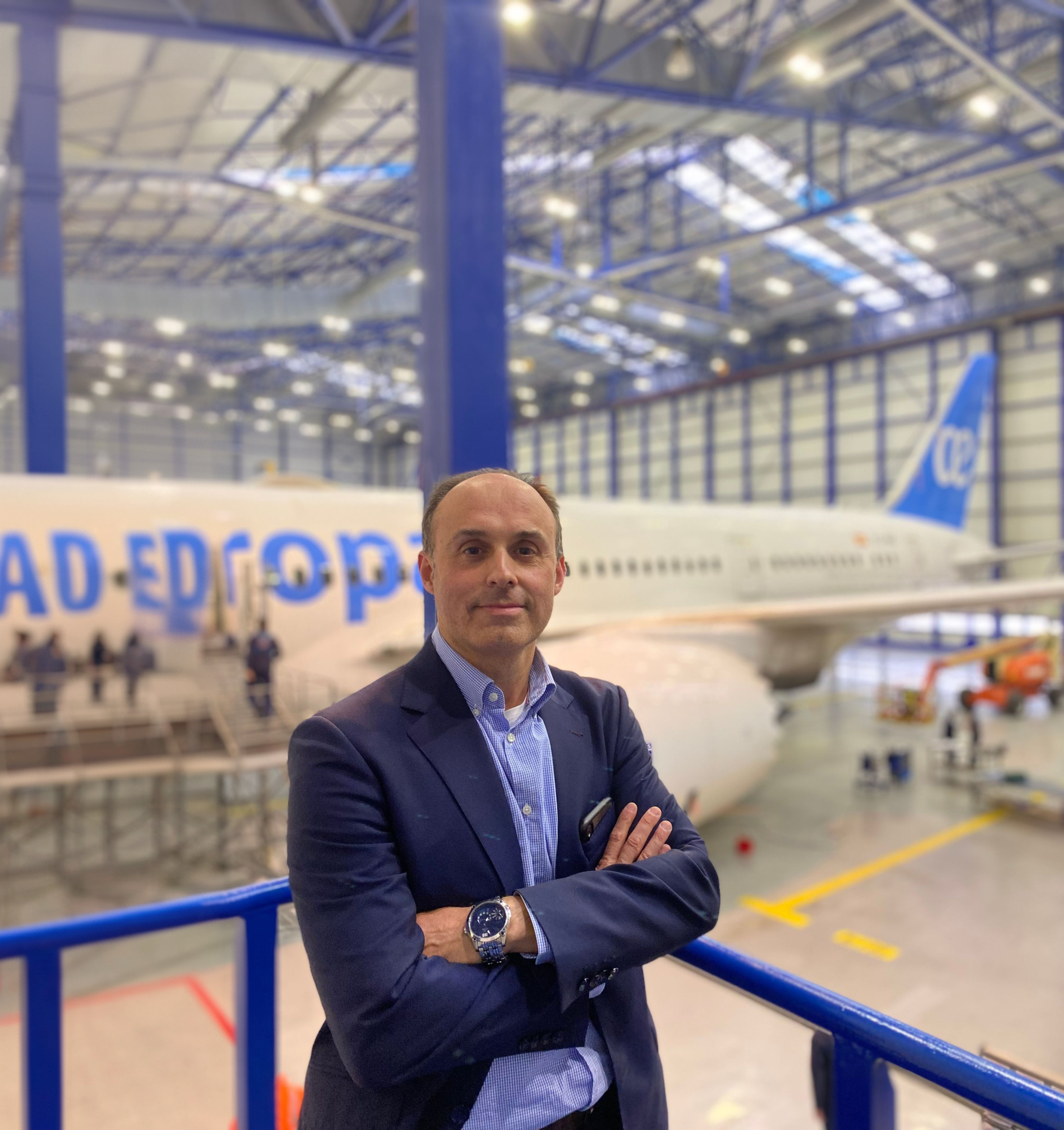 Óscar Pérez en un hangar