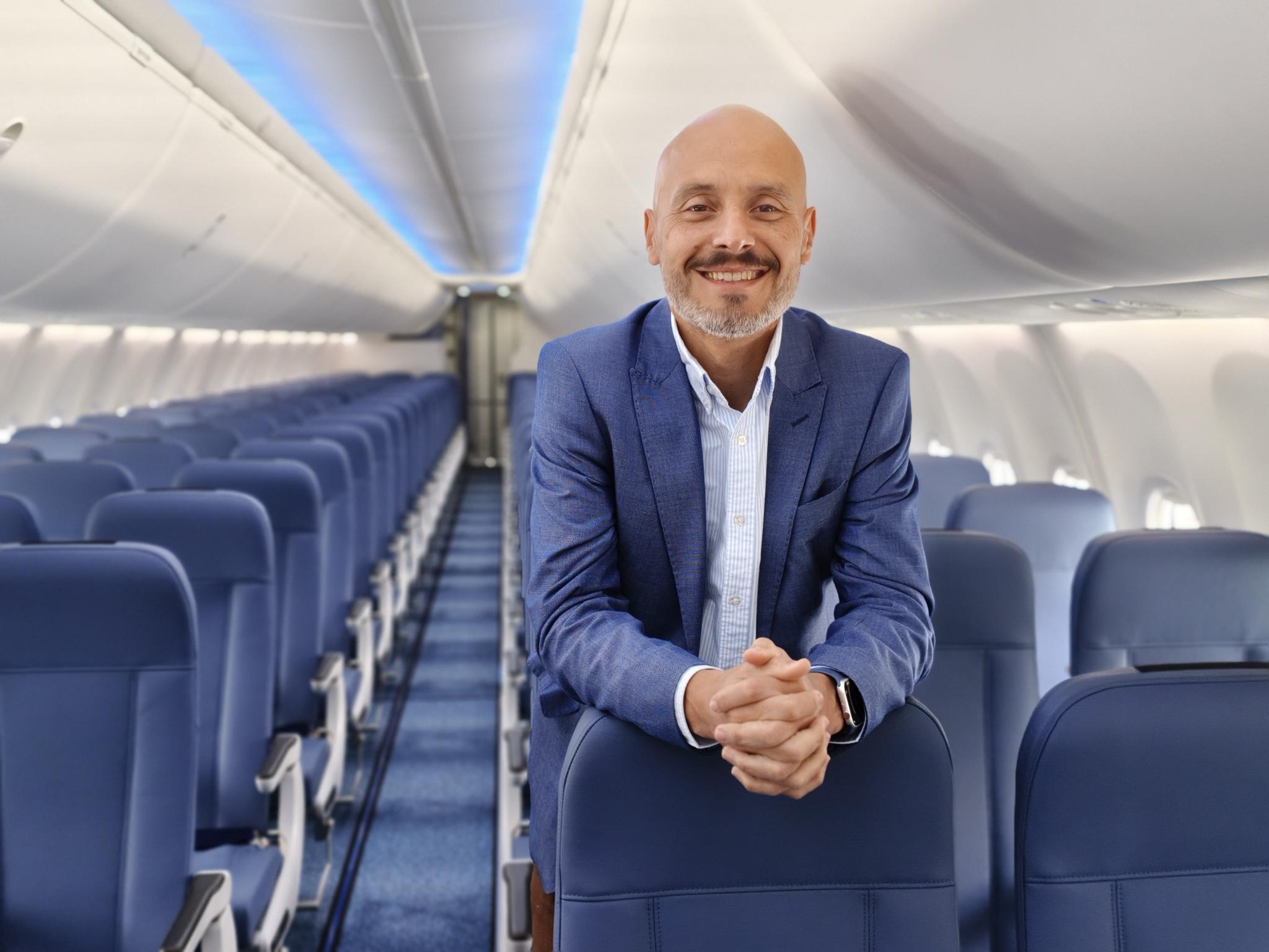 Pedro Macías en la cabina de una aeronave
